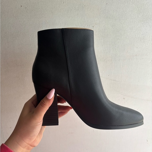 BRAND NEW! MK Michael Kors Britt Heeled Bootie Tumbled Faux Leather Black Boots - Picture 2 of 4